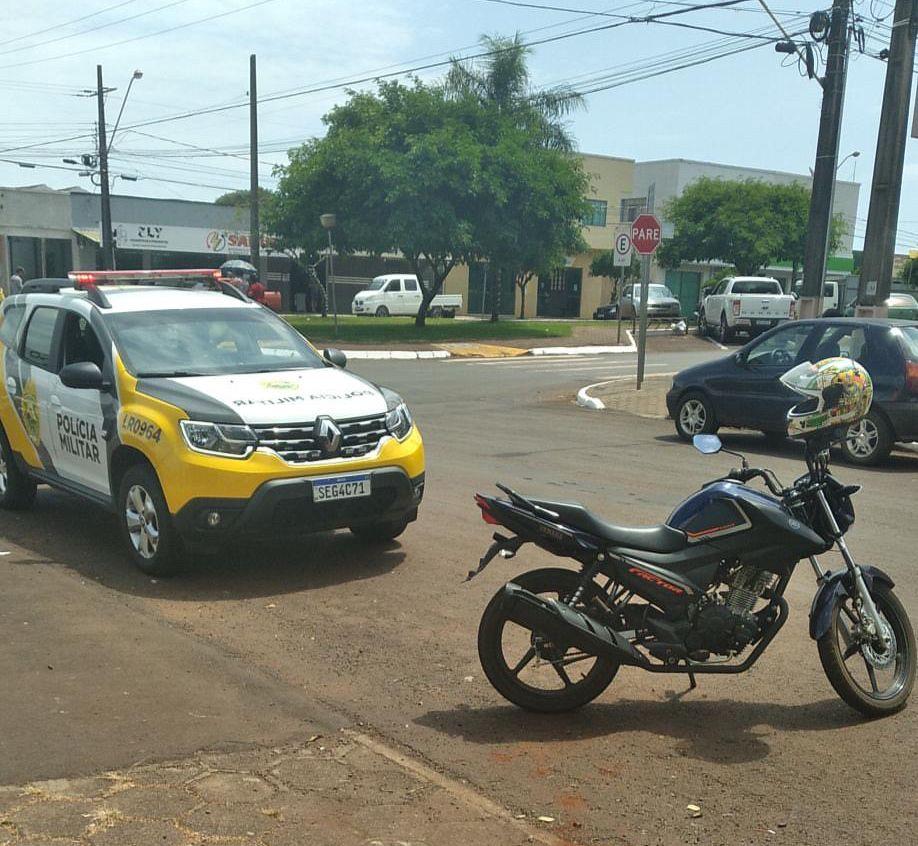 Polícia Militar de Diamante do Oeste retém motocicleta sem placa e notifica condutor de CNH