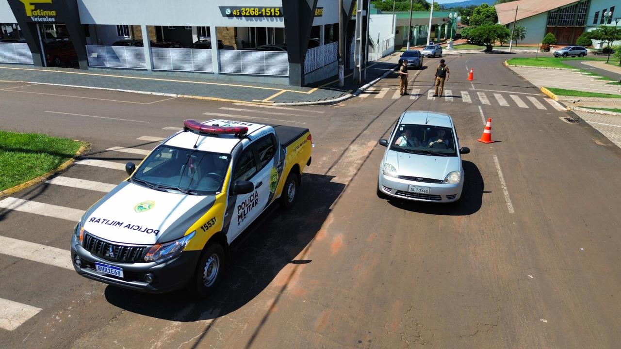 Polícia Militar de Santa Helena notifica 14 veículos em operação de trânsito