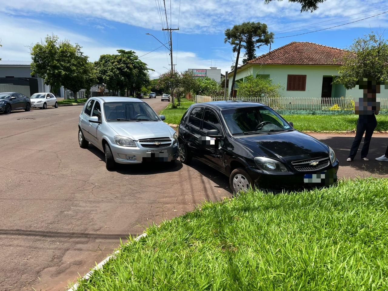 Veículos colidem em cruzamento no bairro Baixada Amarela em Santa Helena