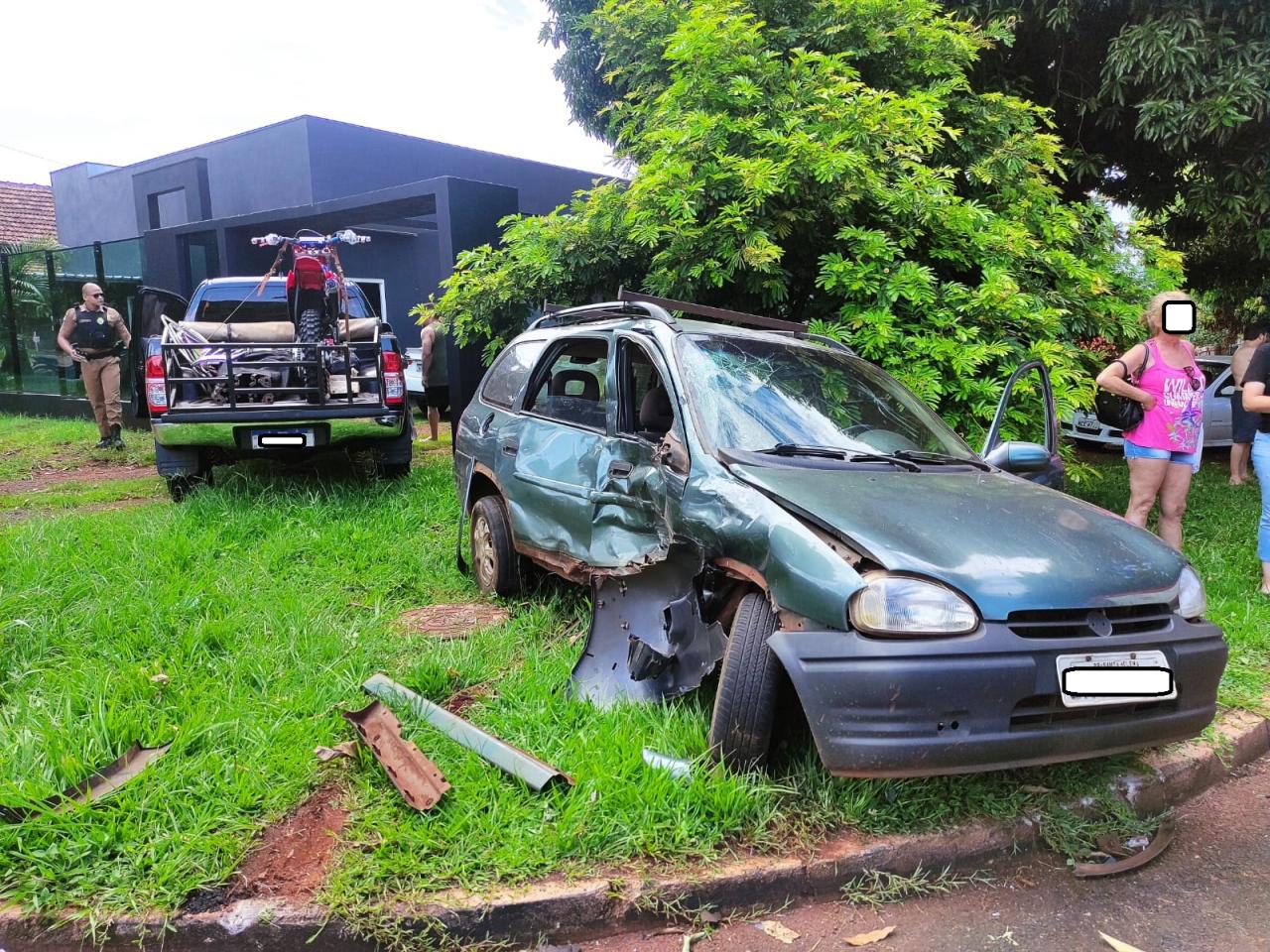 Veículos colidem violentamente em cruzamento na área central de Santa Helena
