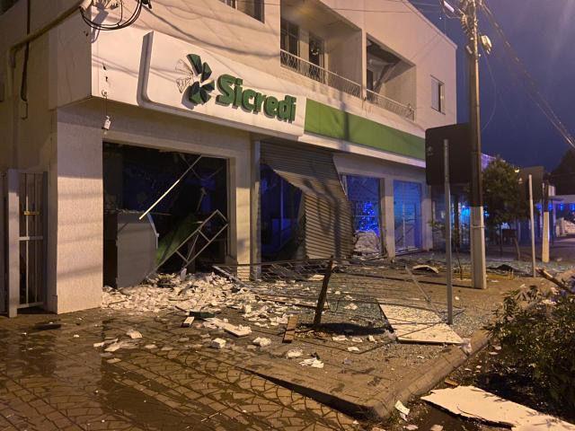Bandidos explodem agência de cooperativa em Diamante do Oeste