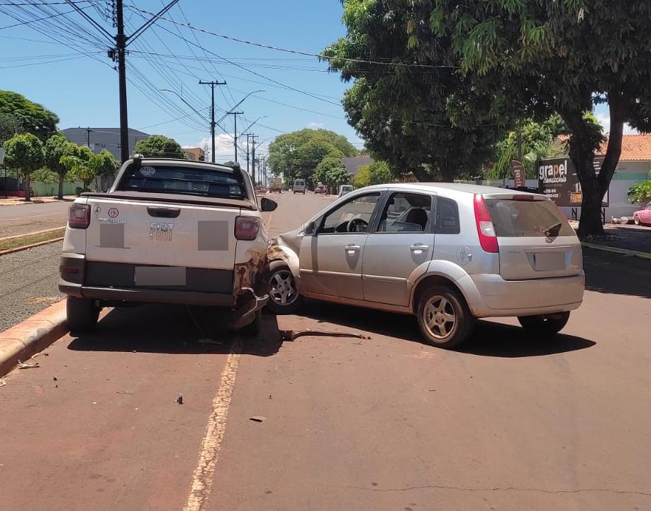 Ford Fiesta atinge Fiat Strada estacionada no centro de Santa Helena