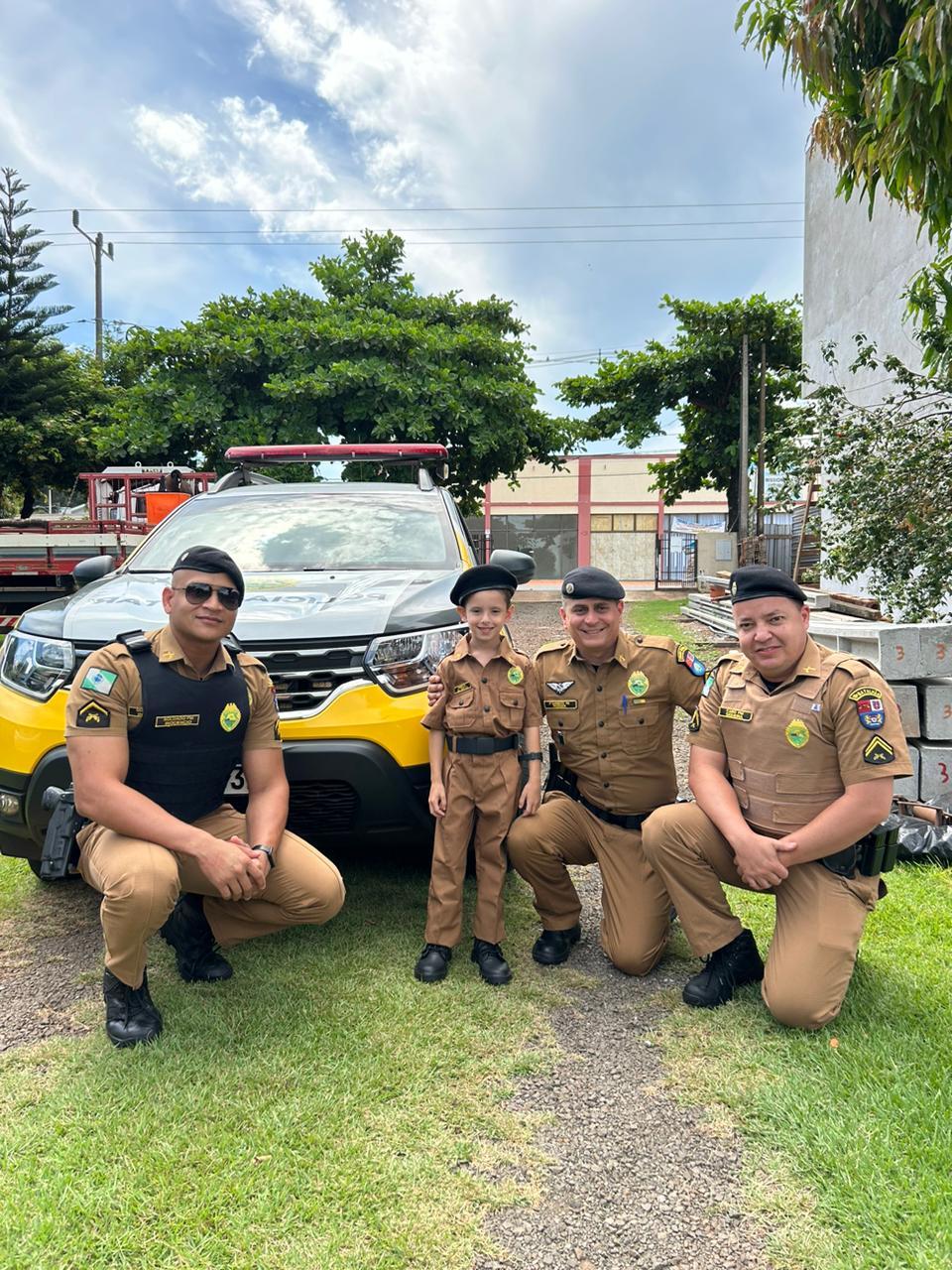 Garoto recebe surpresa da Polícia Militar de Santa Helena em seu aniversário