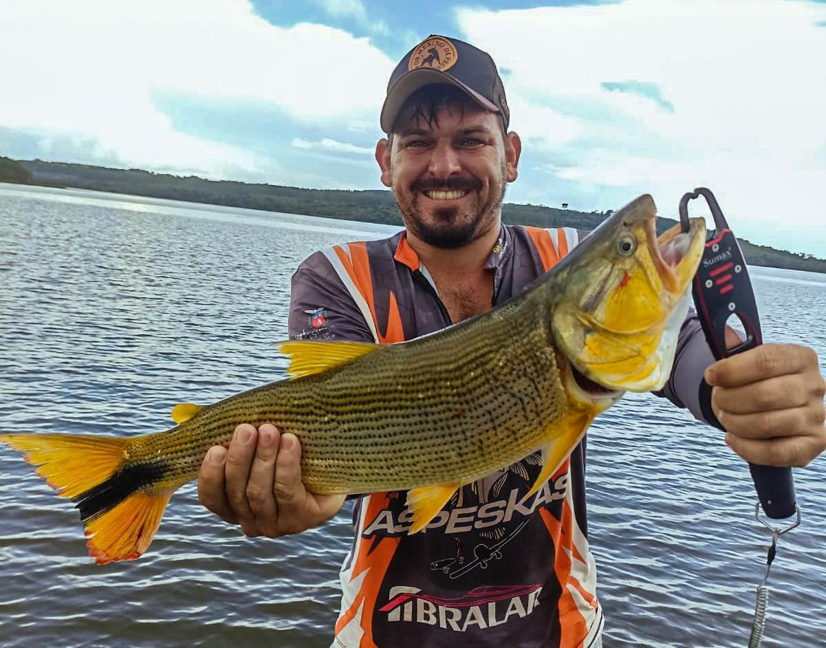 Pescador captura Dourado no Lago de Itaipu em Santa Helena