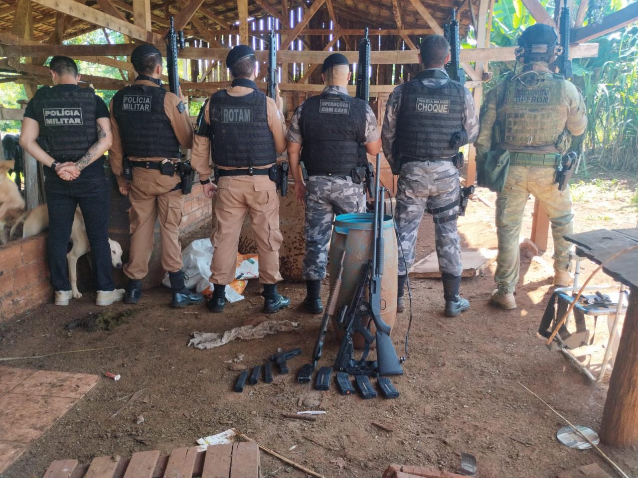 Polícia Militar prende três, apreende armas e explosivos após assalto em Diamante do Oeste