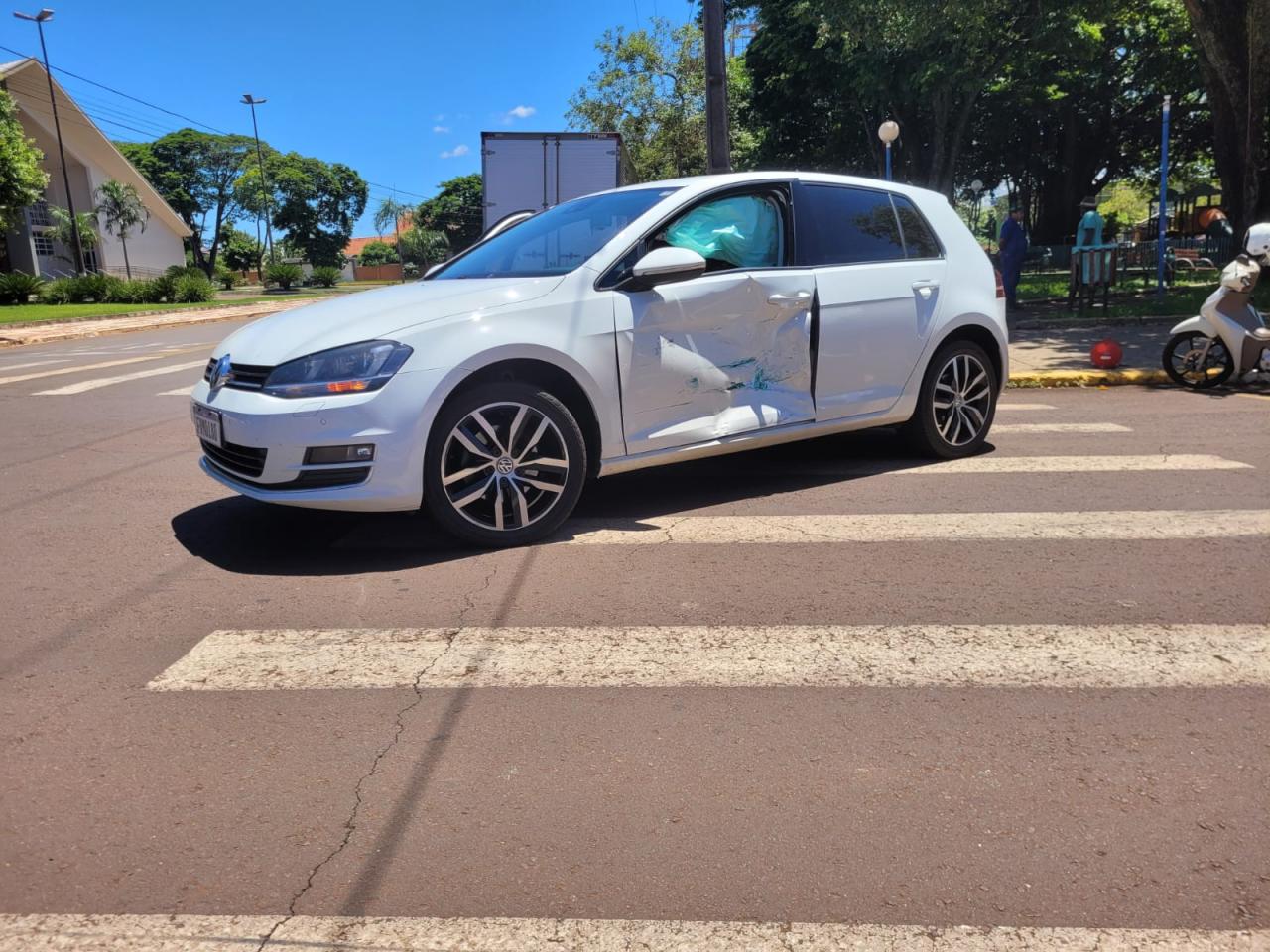 Veículos se envolvem em acidente no centro de Santa Helena
