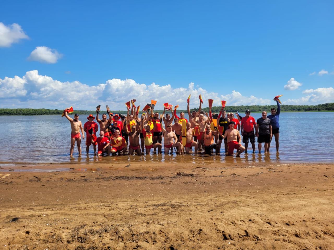 Balneário de Santa Helena foi palco da 1ª Travessia dos Guarda-vidas Veteranos 'Pé Vermelho'