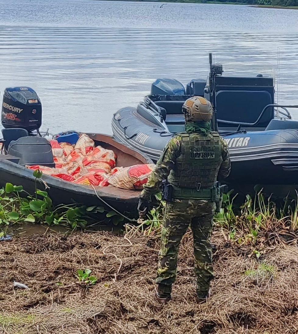 BPFRON e PF apreendem embarcação carregada com 700 kg de agrotóxicos, em Pato Bragado