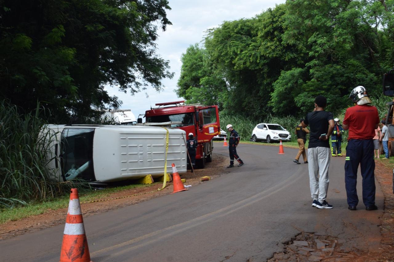 Homem morre ao tombar Van em acidente no interior de Santa Helena