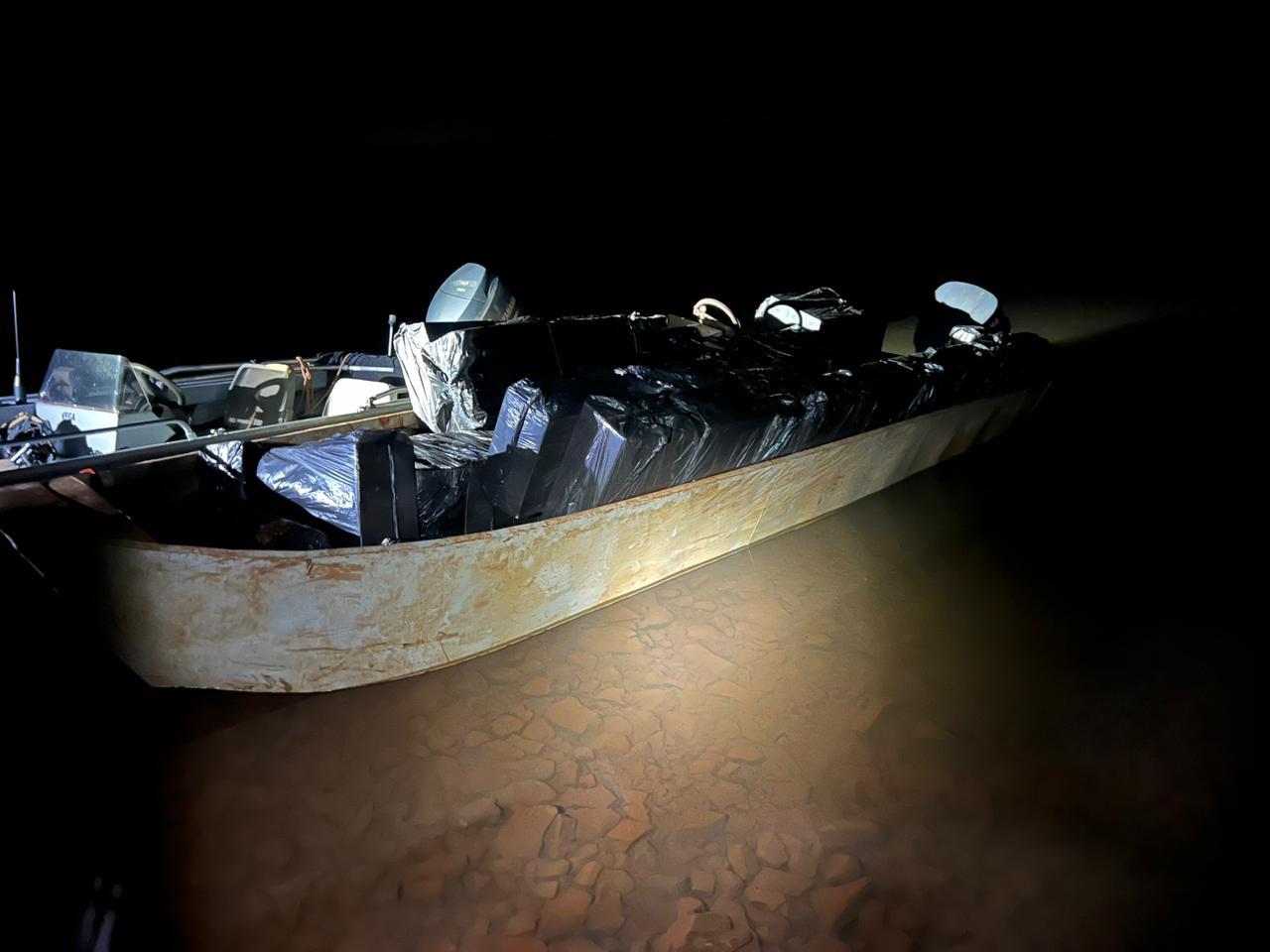 PF e COPE apreendem veículos, cigarros e embarcação em Itaipulândia