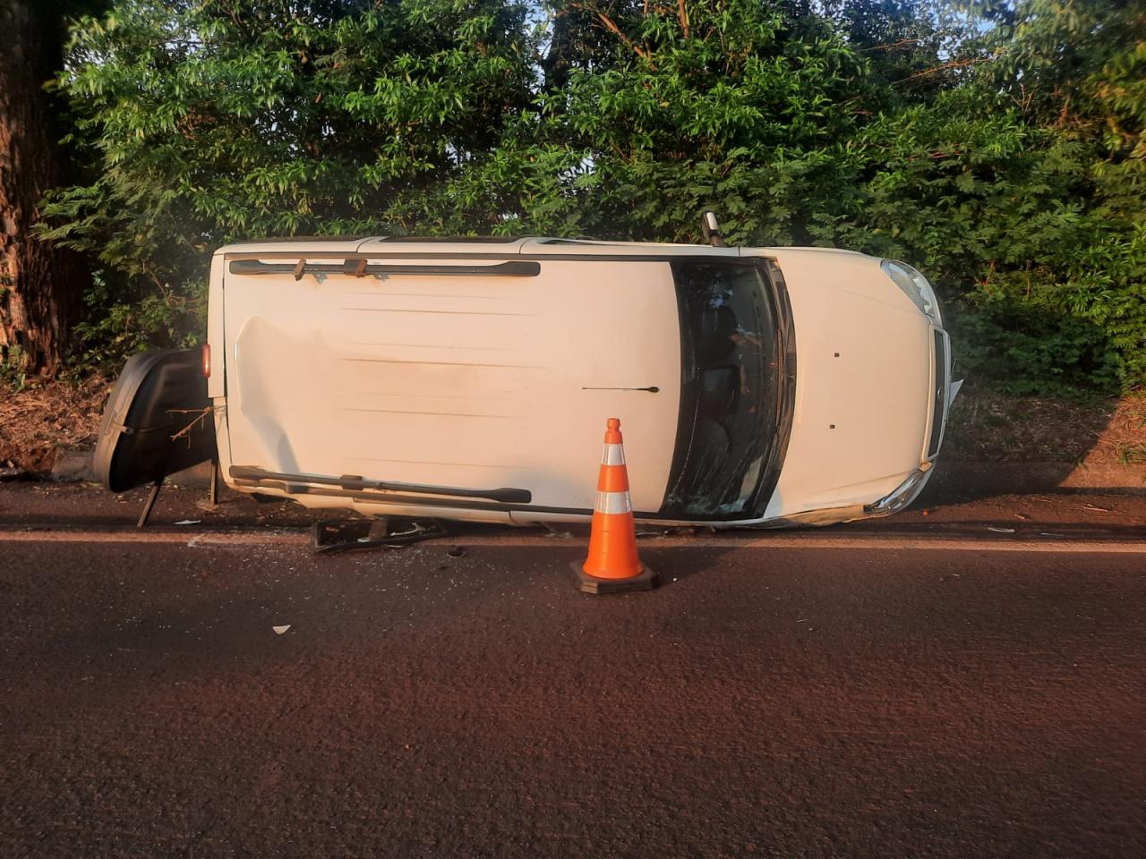 PRv de Santa Helena registra tombamento na PR 497; motorista saiu ileso