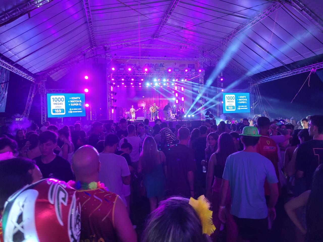 Segunda noite de carnaval em Santa Helena reúne grande público