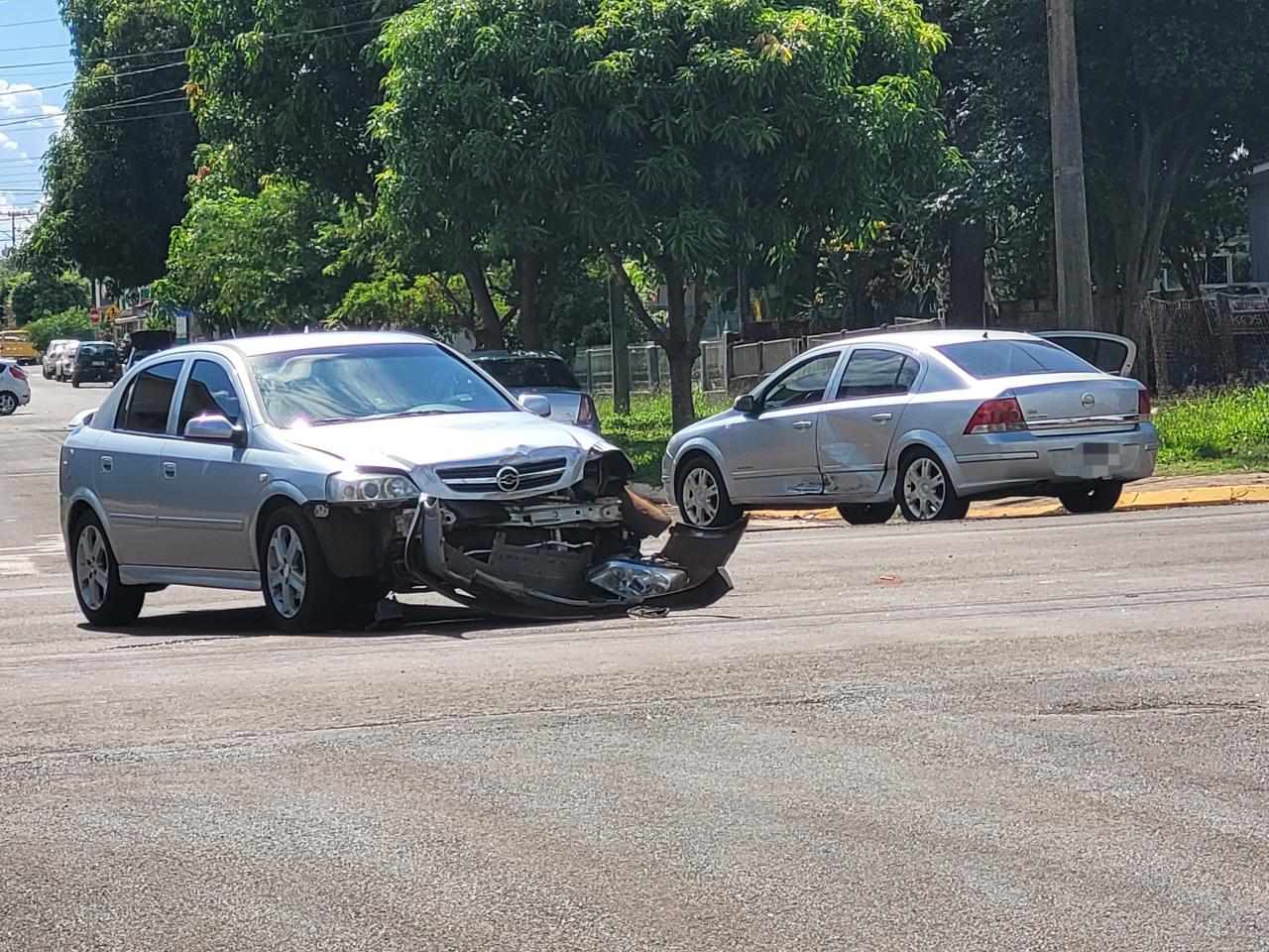 Veículos colidem em cruzamento na área central de Santa Helena