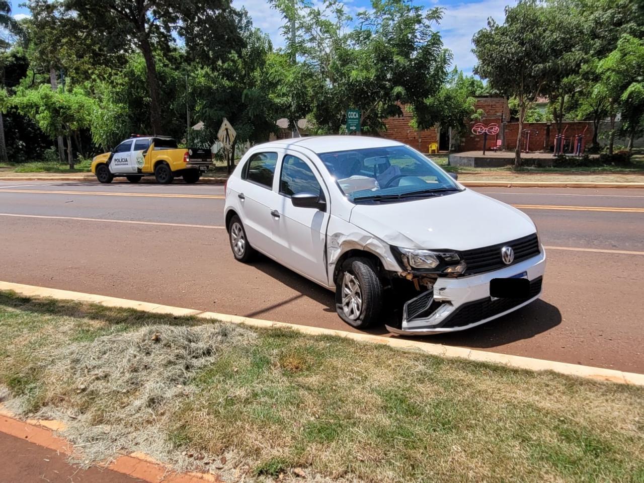 Veículos se envolvem em acidente na rua Ângelo Cattani em Santa Helena