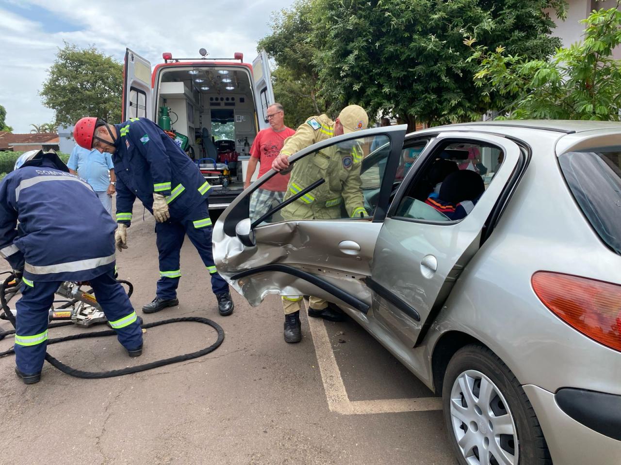 Acidente de trânsito deixa motorista preso às ferragens no centro de Santa Helena