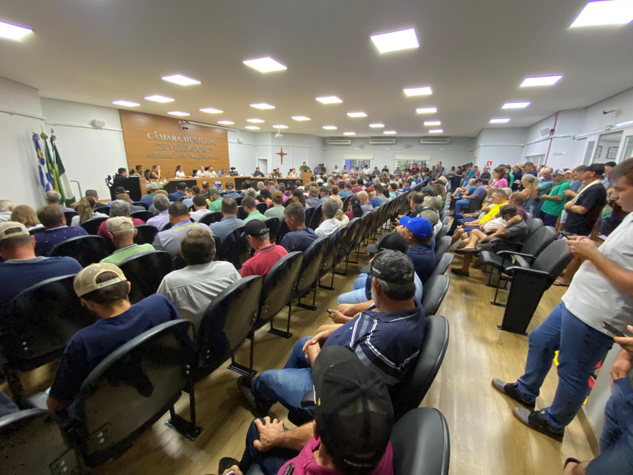 Agricultores lotam a Câmara de Vereadores de Santa Helena para debater segurança e demarcação de terras