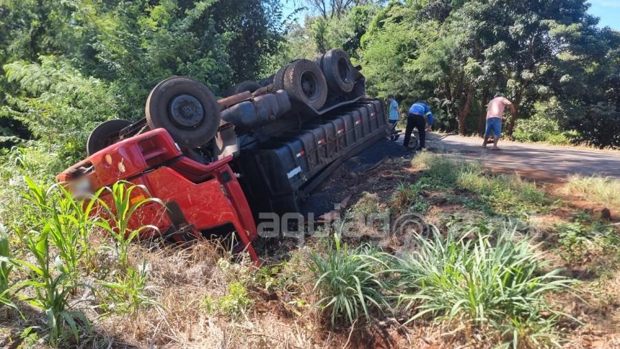 Caminhão carregado com piche de asfalto que seguia para Missal tomba em Vila Curvado