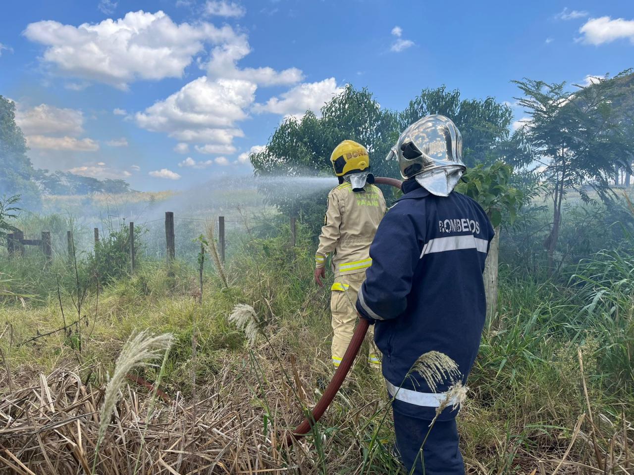 Defesa Civil e Corpo de Bombeiros são acionados para conter fogo entre Santa Helena e São José das Palmeiras