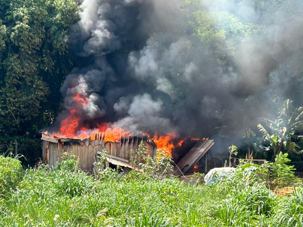 Fogo em residência mobiliza Bombeiros e Defesa Civil em distrito de Santa Helena (Vídeo)