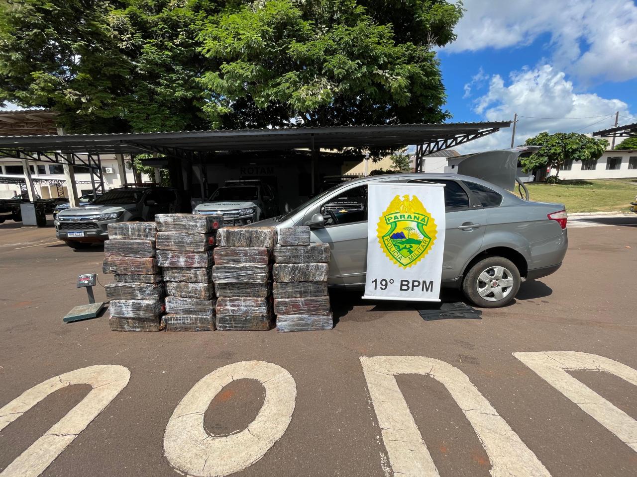 PM apreende veículo com 480 quilos de droga em Ouro Verde do Oeste