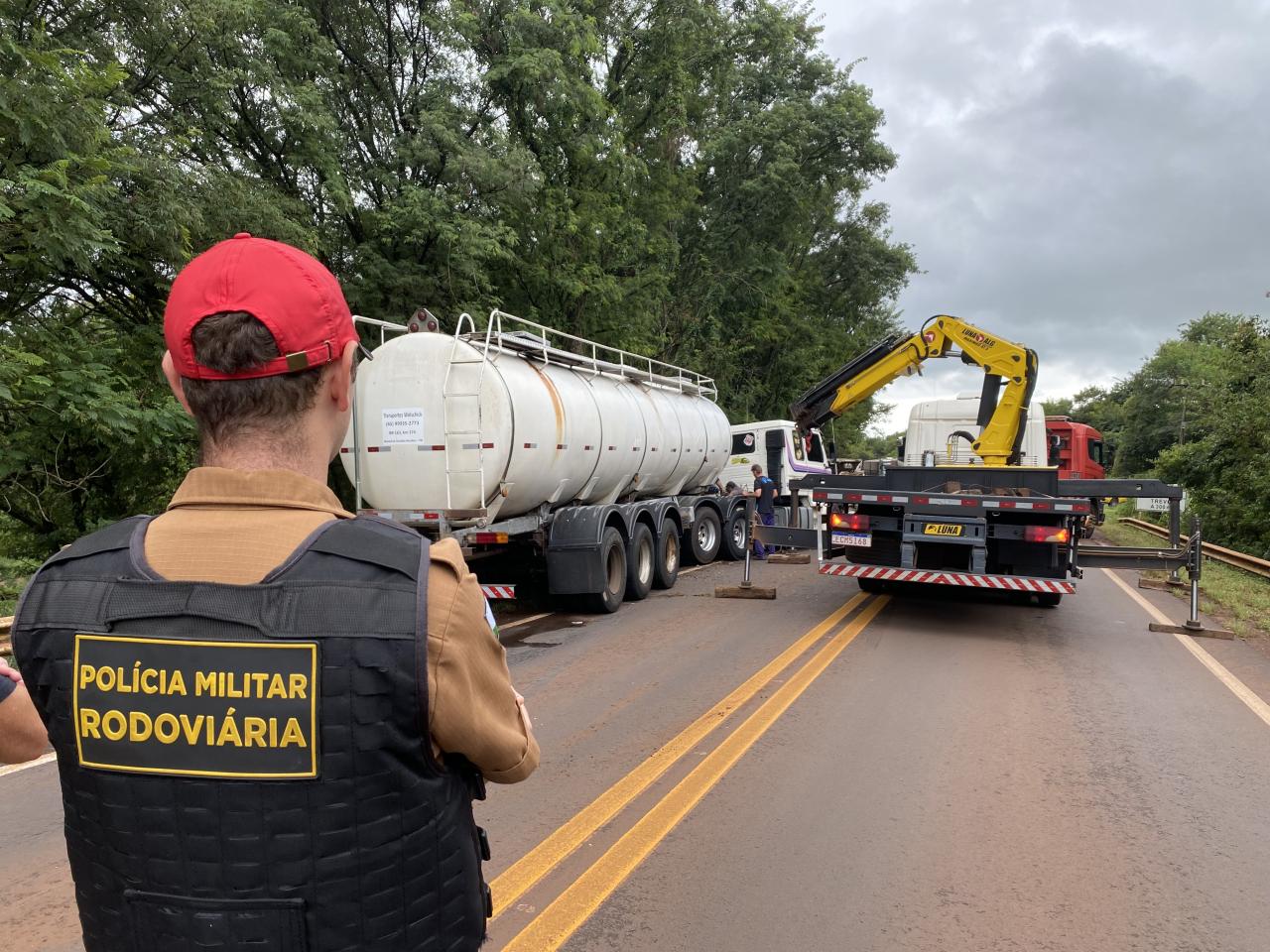 Rodovia em Entre Rios do Oeste é liberada após ser fechada para remoção de caminhão