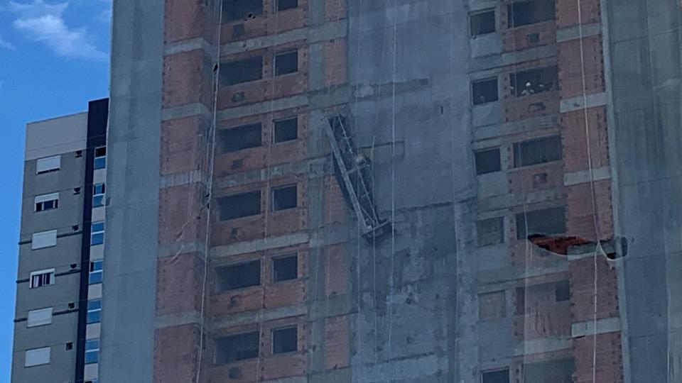 Susto nas alturas: Cabo rompe e operários ficam pendurados em Cascavel