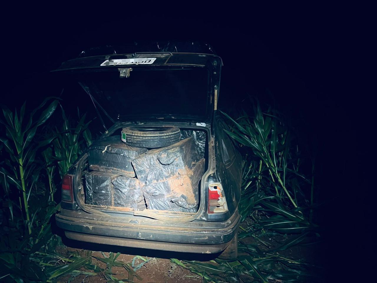 Veículo carregado com caixas de cigarros estrangeiros é apreendido pela PF e Exército em Itaipulândia