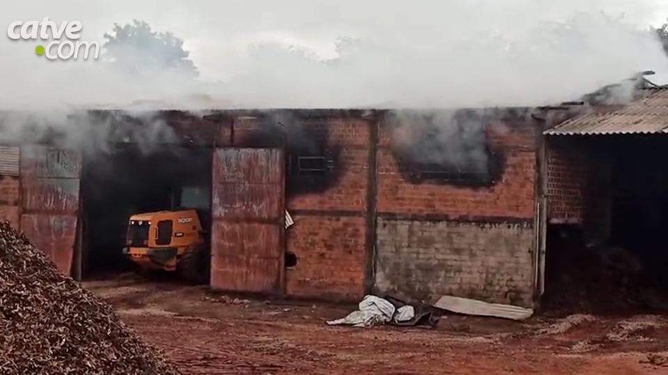 Barracão pega fogo na madrugada em Ouro Verde do Oeste