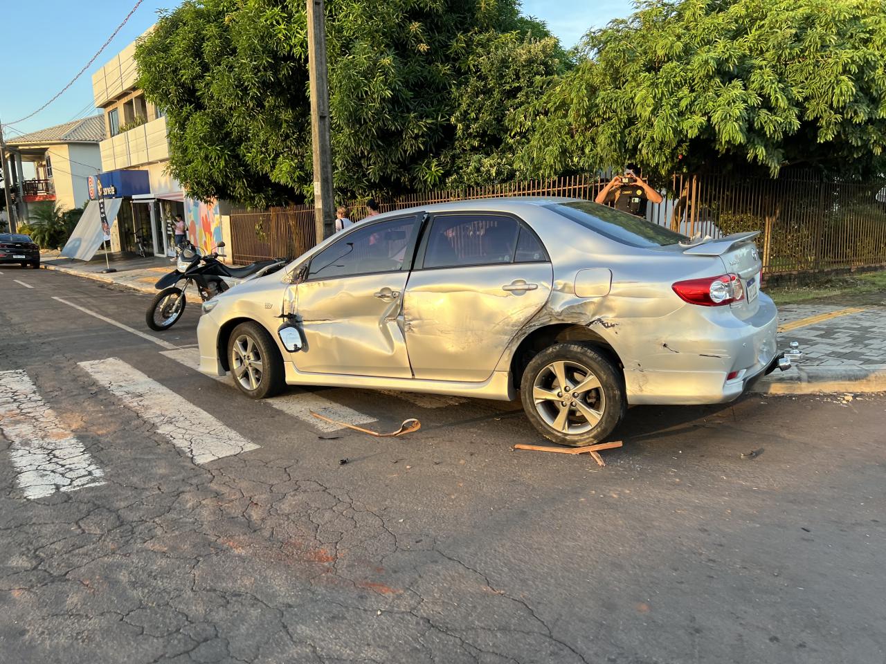 Corolla e caminhão se enroscam em acidente em Santa Helena