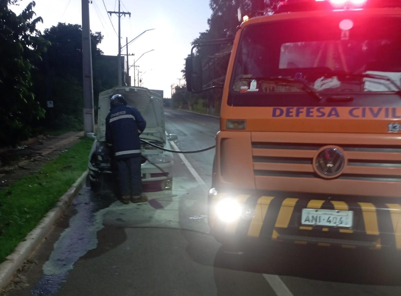 Defesa Civil de Santa Helena é acionada para combater princípio de incêndio em veículo