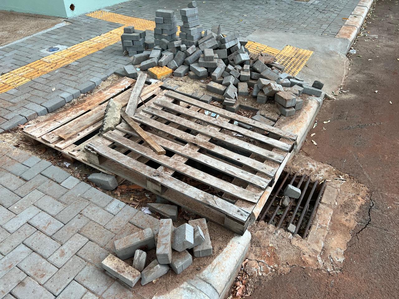 Moradores reclamam de descaso em revitalização de rua em Santa Helena; ‘Uma sujeira’