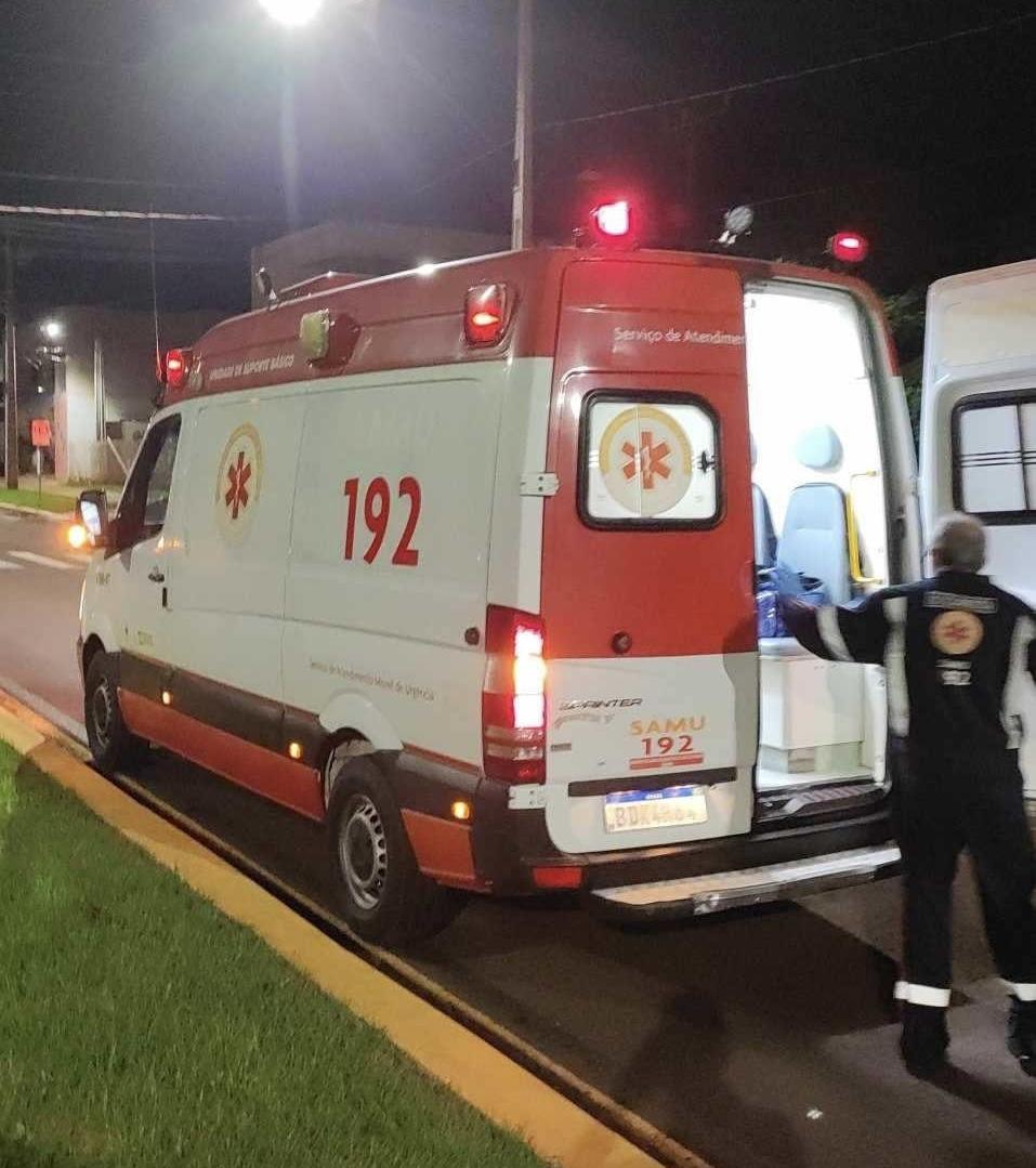 Motociclista é encaminhado pelo SAMU ao hospital após acidente em Santa Helena