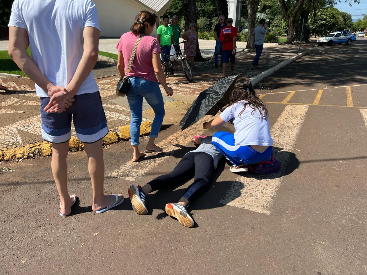 Mulher fica ferida após queda de bicicleta no centro de Santa Helena