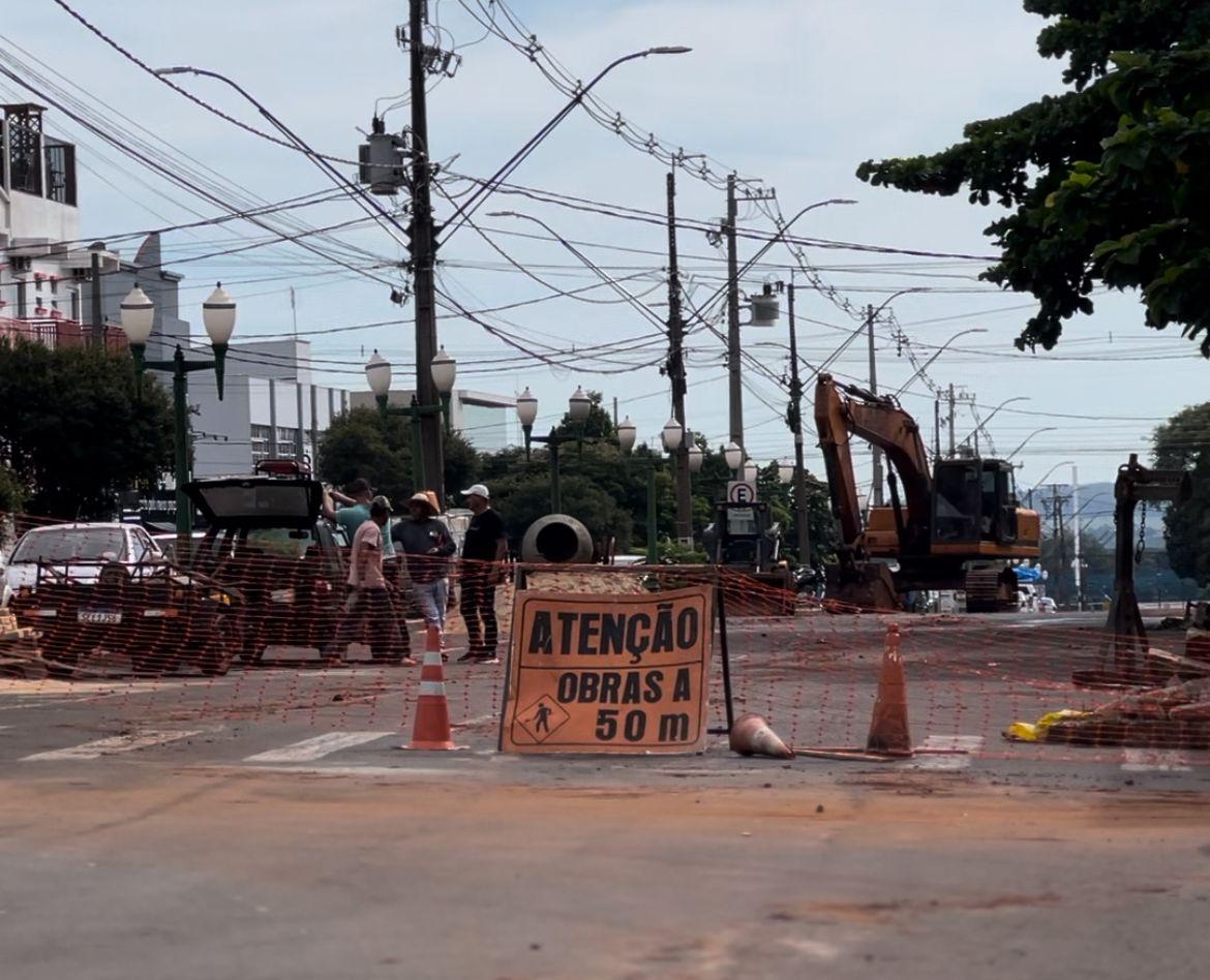 Parte da Av. Brasil em Santa Helena é bloqueada para obras de revitalização