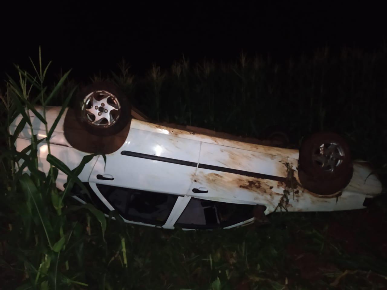Ocupantes saem ileso após veículo capotar em Santa Helena