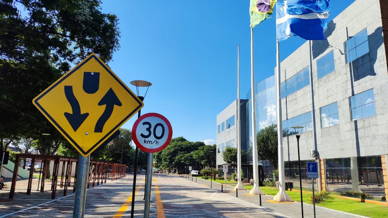 Paralelo à revitalização da rua Paraguai, Santa Helena reabre via em frente à prefeitura