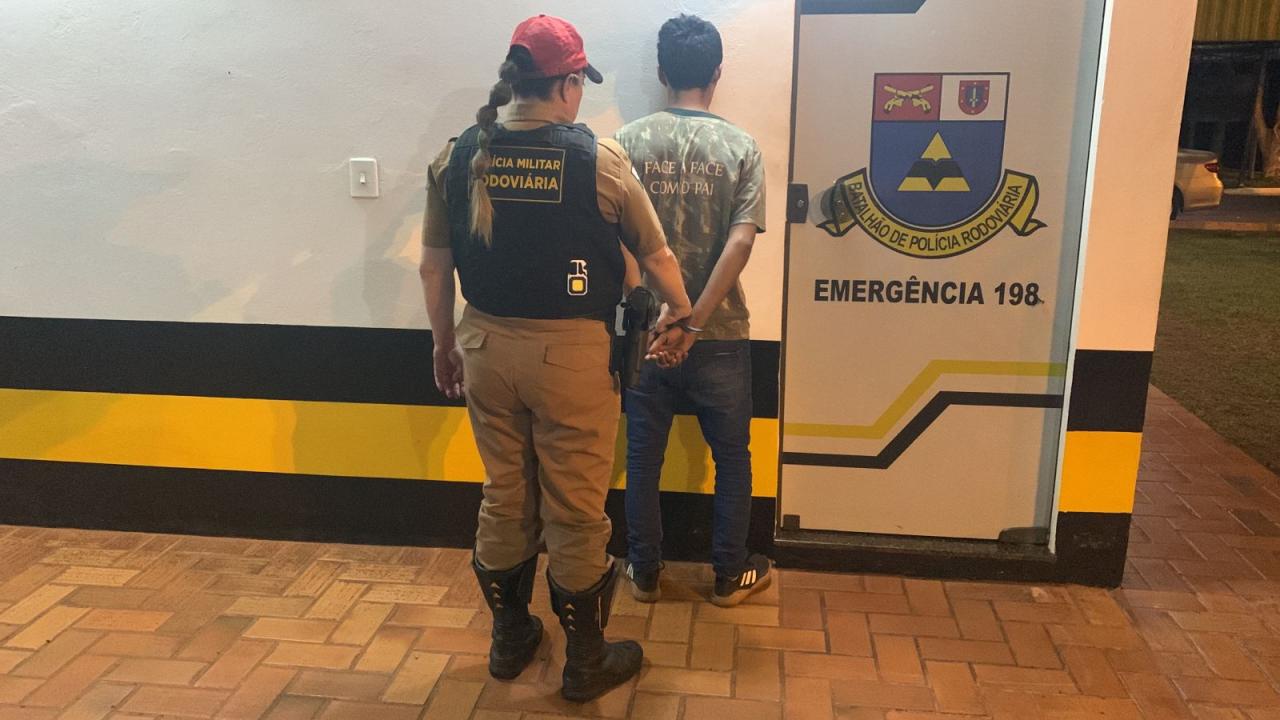 PRE de Santa Helena efetua prisão de motorista que conduzia veículo com droga e que pegou fogo