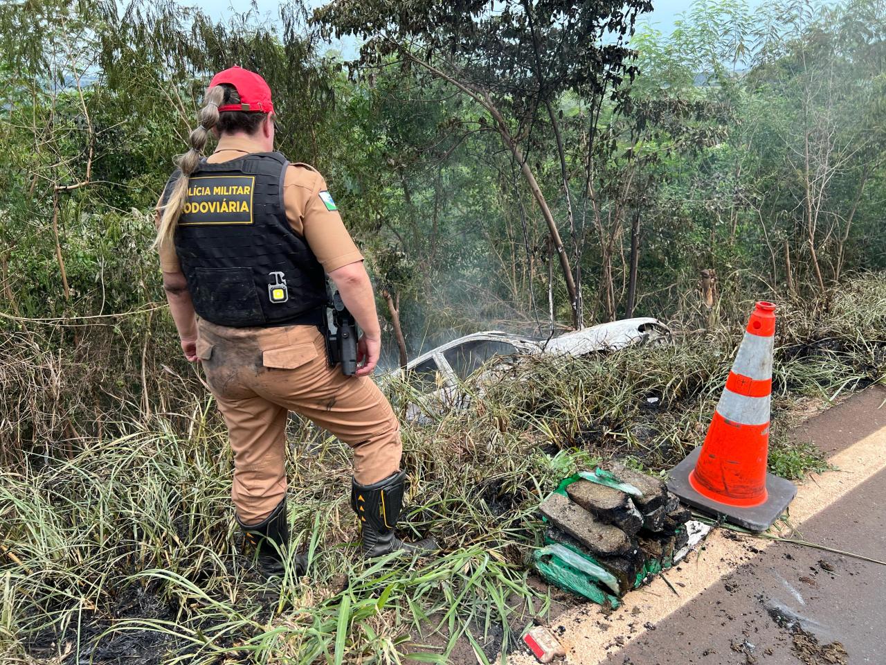 Veículo carregado com droga pega fogo após acidente em Diamante do Oeste