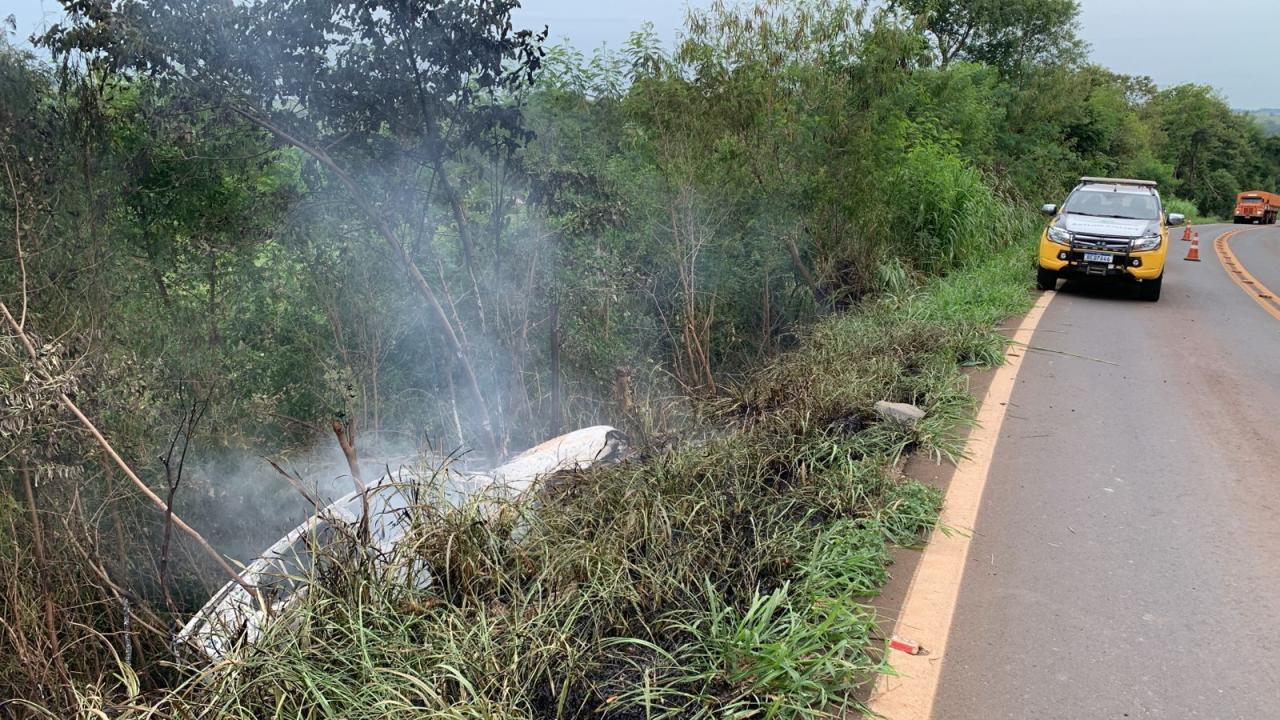 Veículo é consumido pelo fogo na rodovia PR 488 em Diamante do Oeste