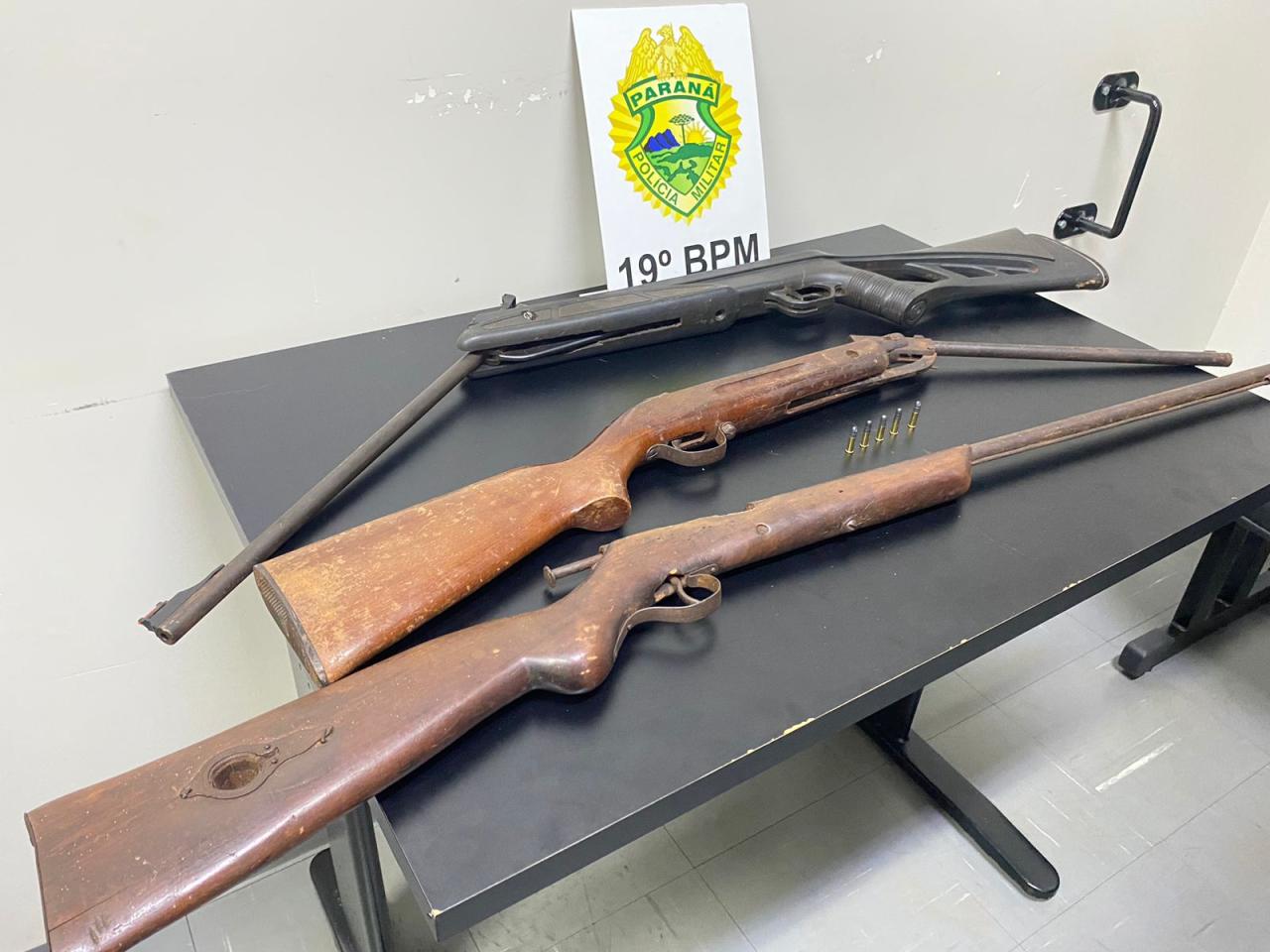 Vítima de agressões pelo marido entrega armas para a Polícia Militar em Santa Helena