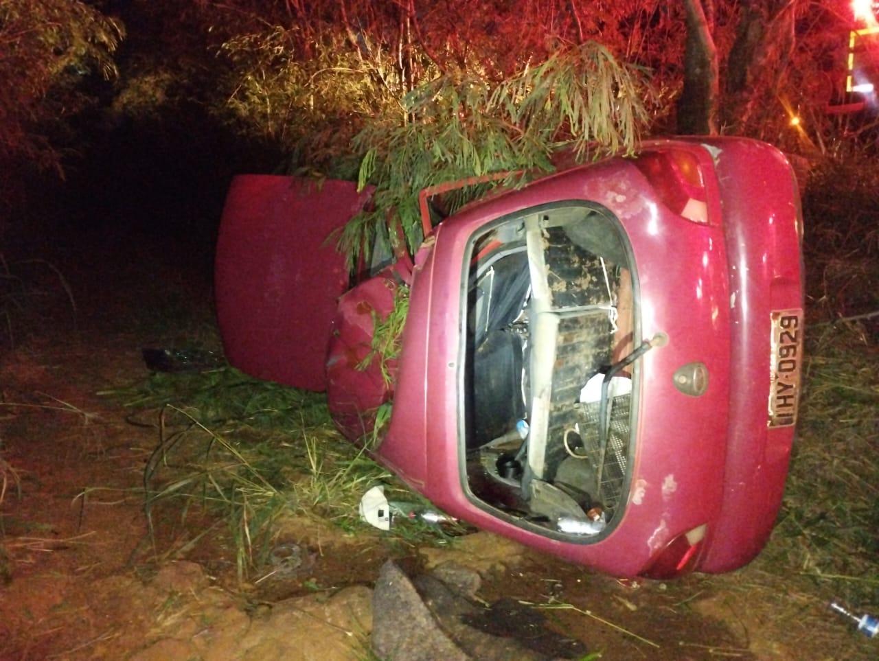 Capotamento deixa quatro pessoas feridas na PR 488 em Diamante do Oeste