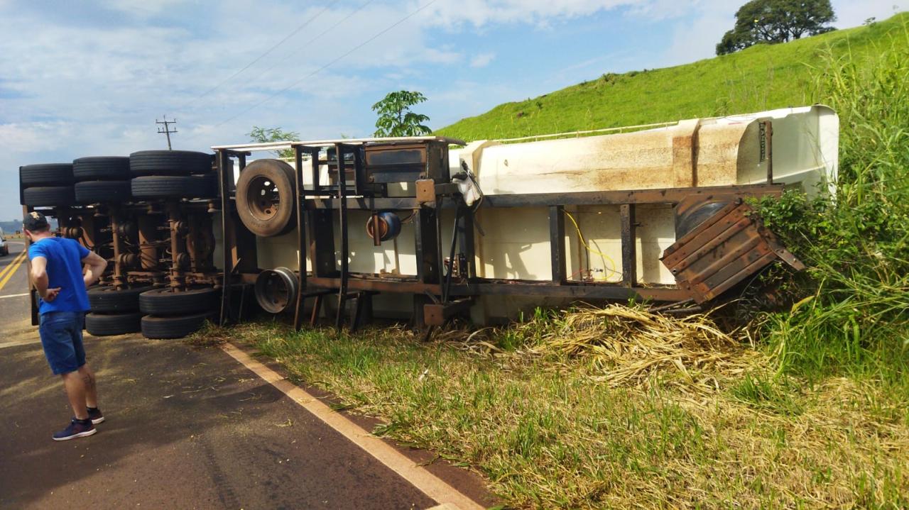 Carreta carregada com farelo tomba em Diamante do Oeste