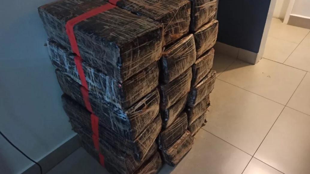 Carro é apreendido com 264 kg de droga entre São José das Palmeiras e Ouro Verde