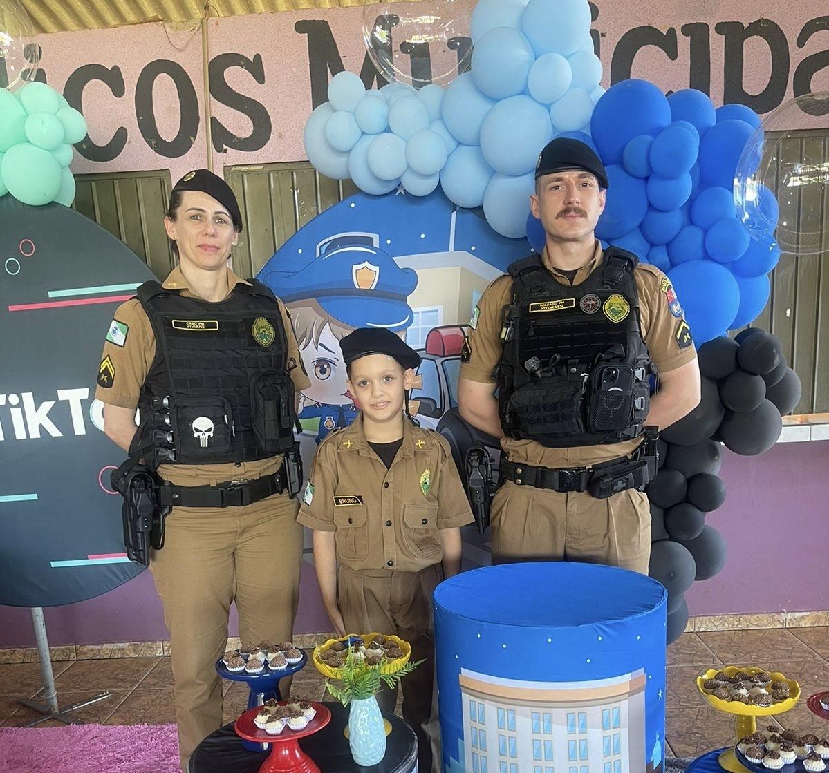 Garoto recebe surpresa de policiais de Missal em seu aniversário