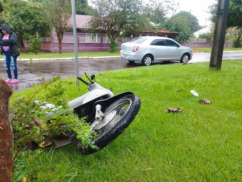Homem fica ferido em acidente entre automóvel e motocicleta em Santa Helena