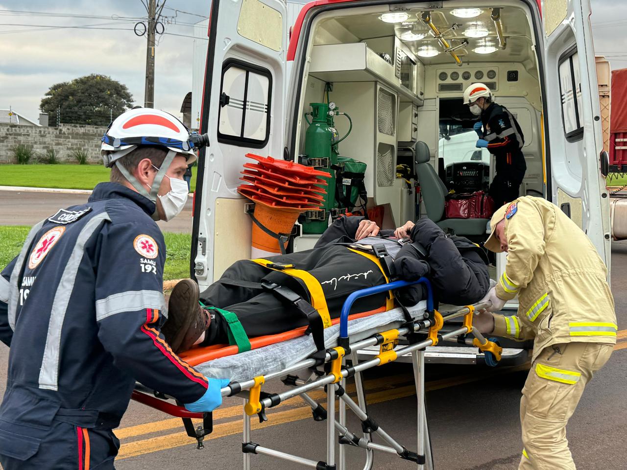 Motocicleta colide violentamente contra carreta em trevo de Santa Helena