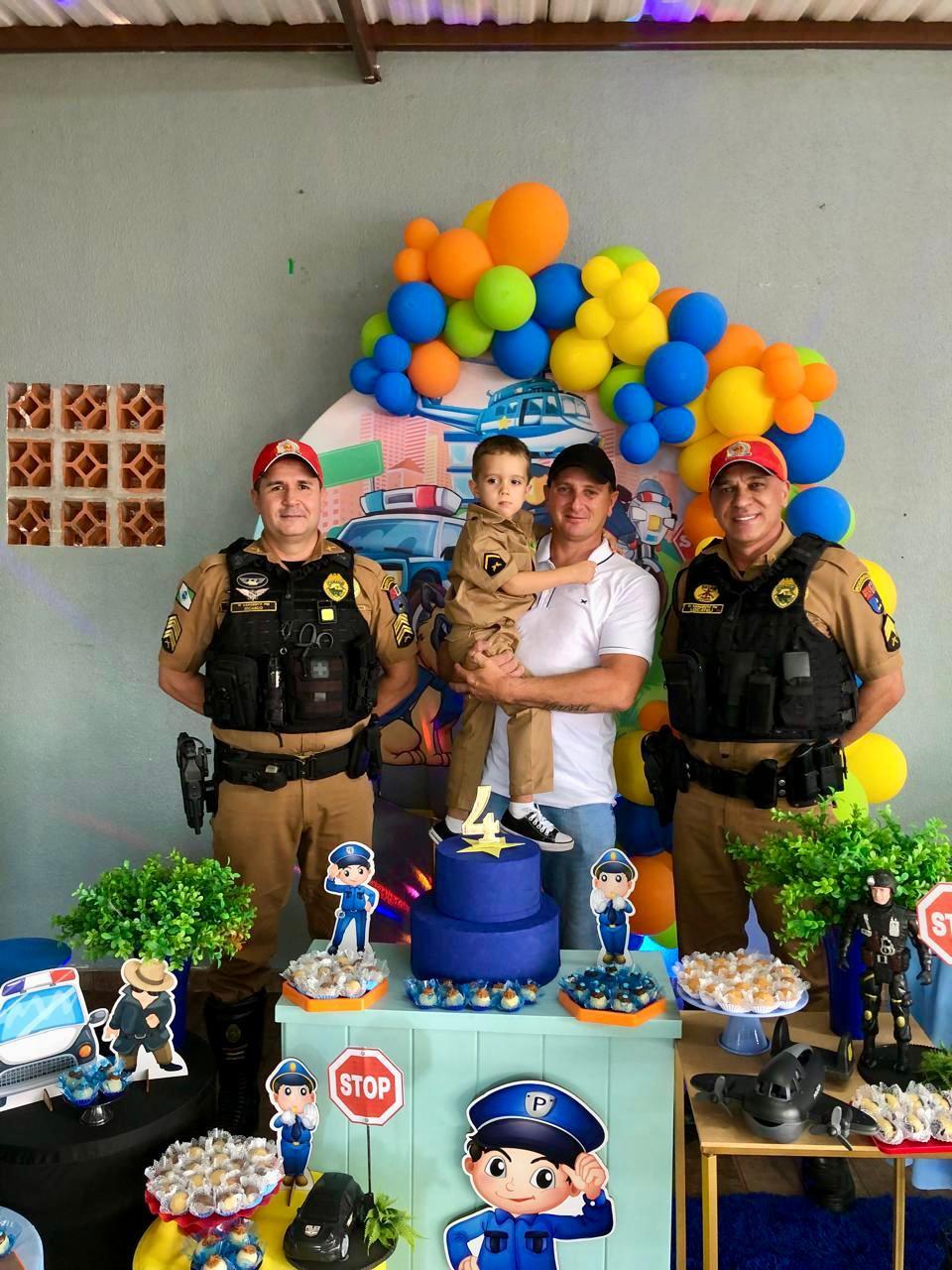 Policiais de Santa Helena participam de festa de criança fã da PM