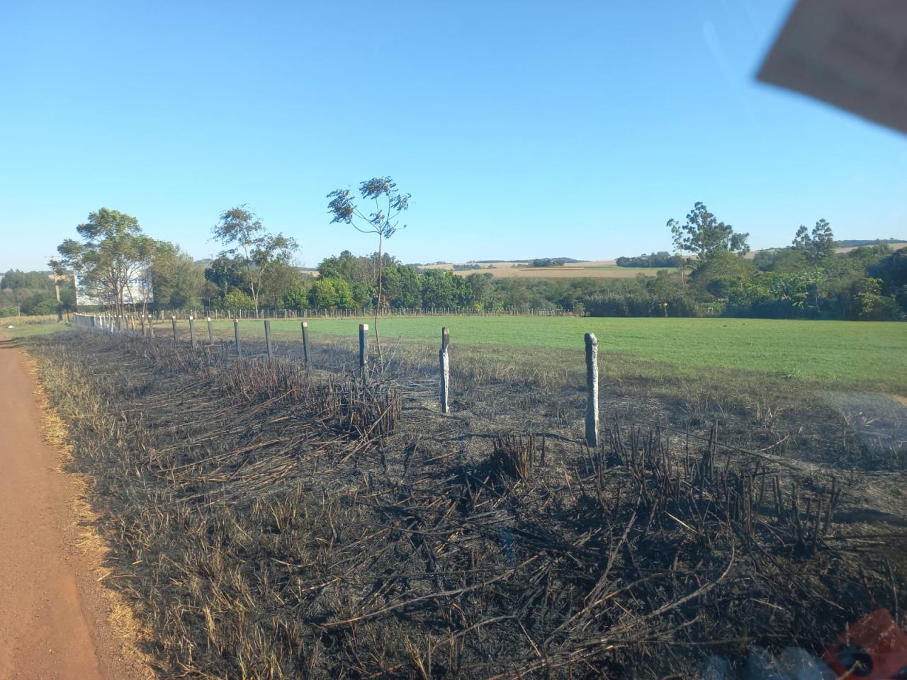 Bombeiros e Defesa Civil de Santa Helena é acionada para combater incêndio entre São Clemente e Entre Rios do Oeste
