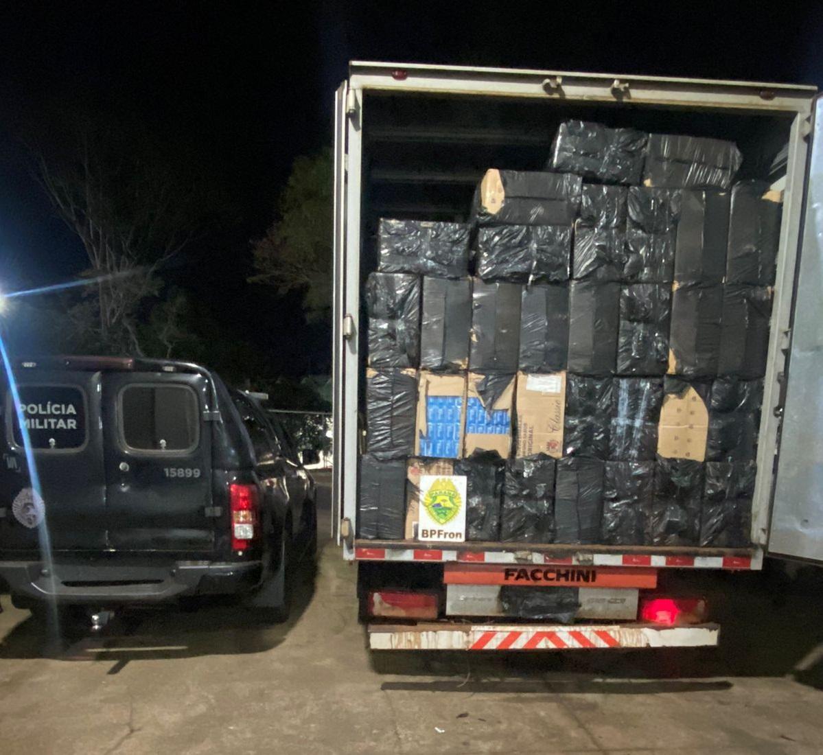 BPFRON apreende caminhão abarrotado de cigarros em Itaipulândia