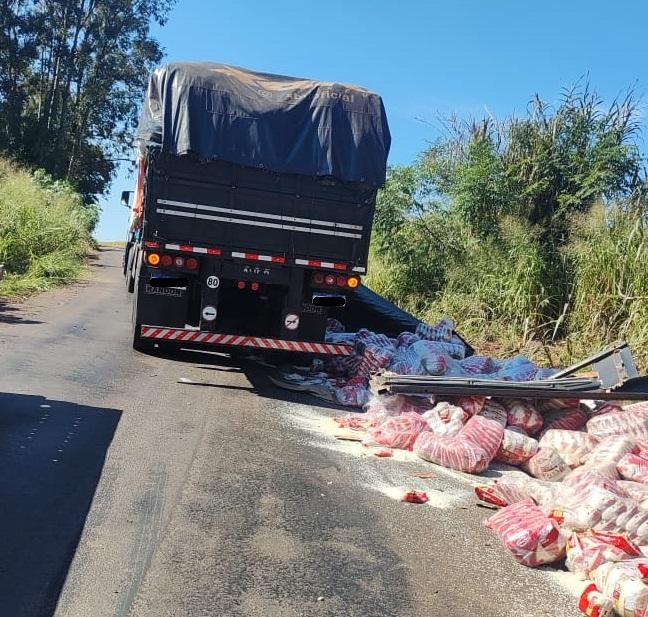 Carga de arroz fica esparramada após cair de caminhão em Missal